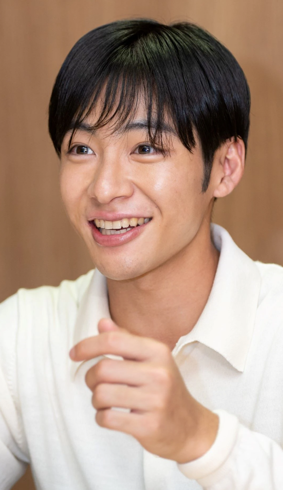 「イケメンすぎる」アナウンサーが見つかり騒然「顔…」「アイドル」超有名大卒→入社の秦令欧奈アナ