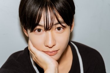 「イケメンすぎる」アナウンサーが見つかり騒然「顔…」「アイドル」超有名大卒→入社の秦令欧奈アナ