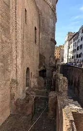 ローマ遺跡で転落、邦人死亡 観光客男性、7メートル下と報道