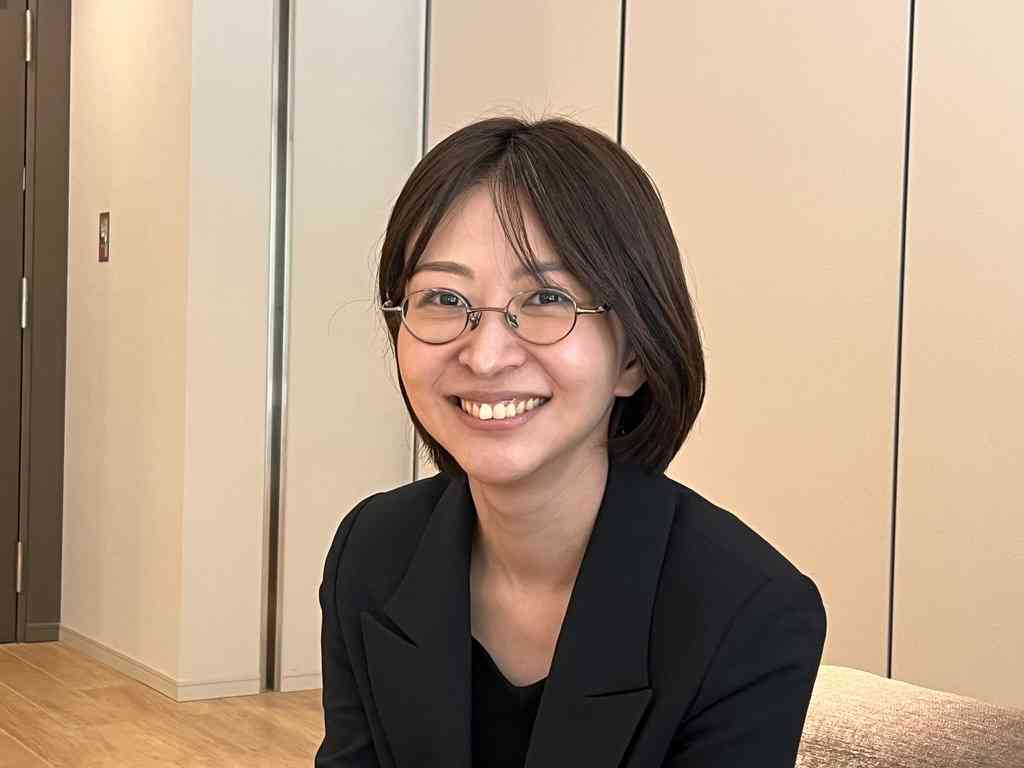 まるでアイドル…佐藤沙織里都議が初の一般質問　傍聴券すべてなくなる異例事態、拍手に議長注意