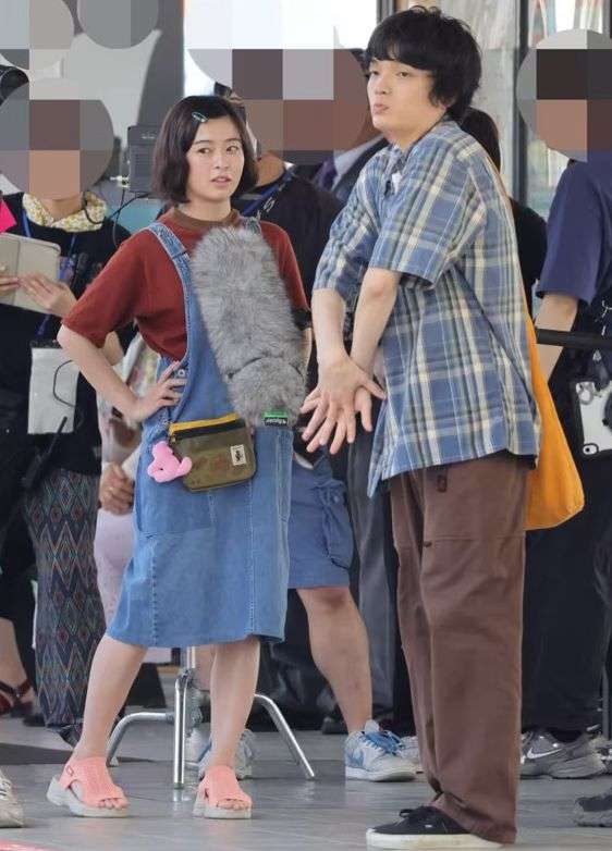 森七菜&岡山天音、トレーナーにマフラーでドラマロケ姿…暑さで共演者“救急搬送”トラブルも