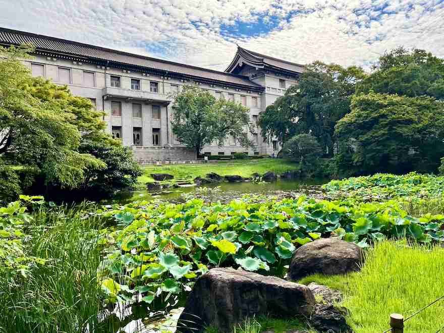「正気ですか！？」「ただの広場やん」日本一の博物館が“前庭”リニューアルに「歴史的景観を壊すな」「品位が低下する」SNSに怒りと悲しみの声殺到
