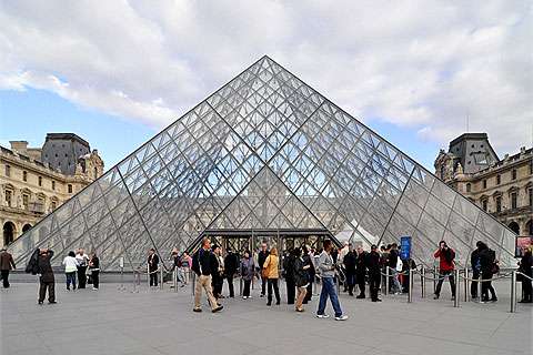 「正気ですか！？」「ただの広場やん」日本一の博物館が“前庭”リニューアルに「歴史的景観を壊すな」「品位が低下する」SNSに怒りと悲しみの声殺到