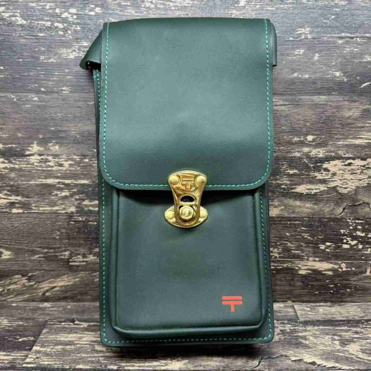 カラスが郵便物くわえ飛び去る、配達バイクのカバー隙間から…日本郵便「差出人と受取人わからない」