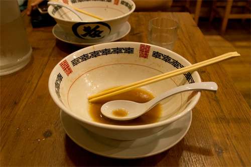 お皿にゴミを乗せるのはあり？なし？