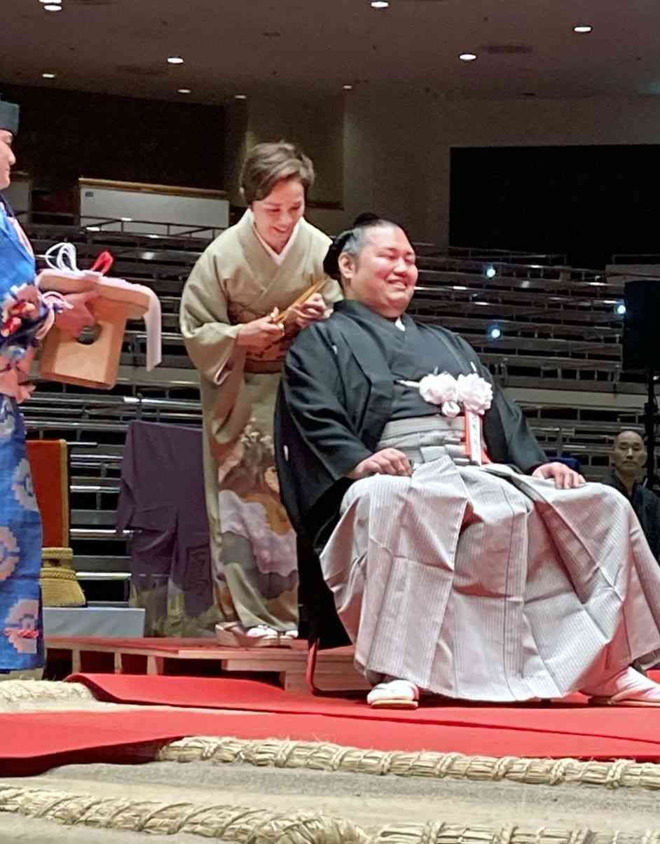 高市早苗首相は土俵に上がらず、協会に連絡 内閣総理大臣杯は首相補佐官が授与 九州場所千秋楽