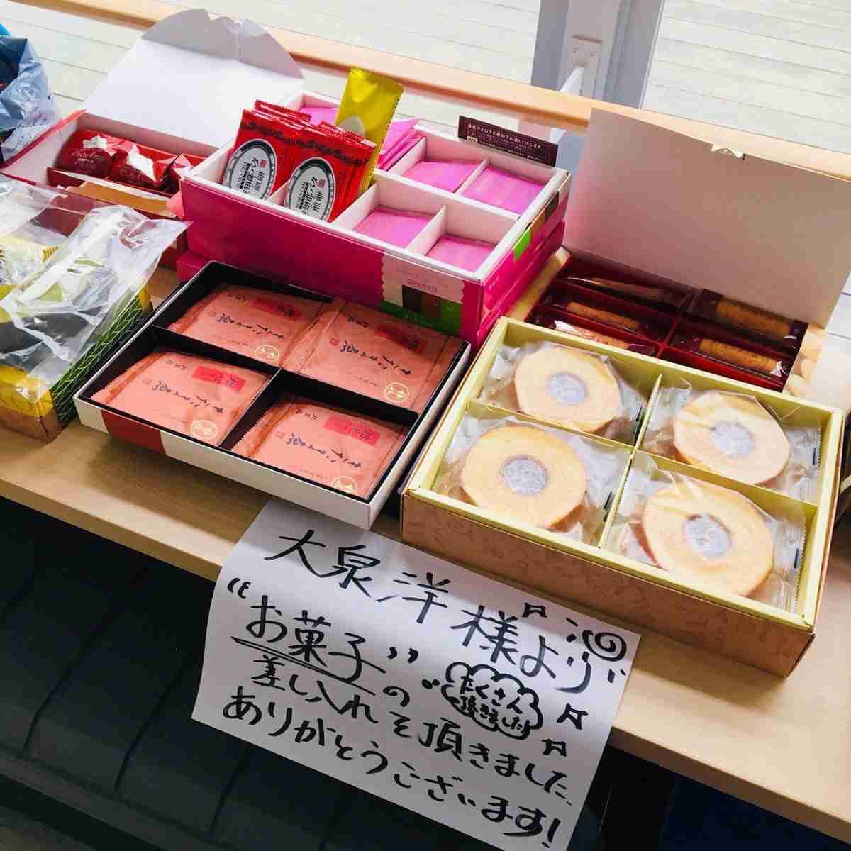 職場に切れてないケーキを差し入れる人