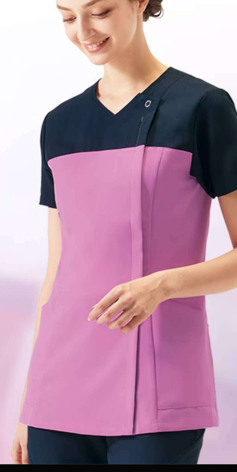 スクラブ着て働いてる人!