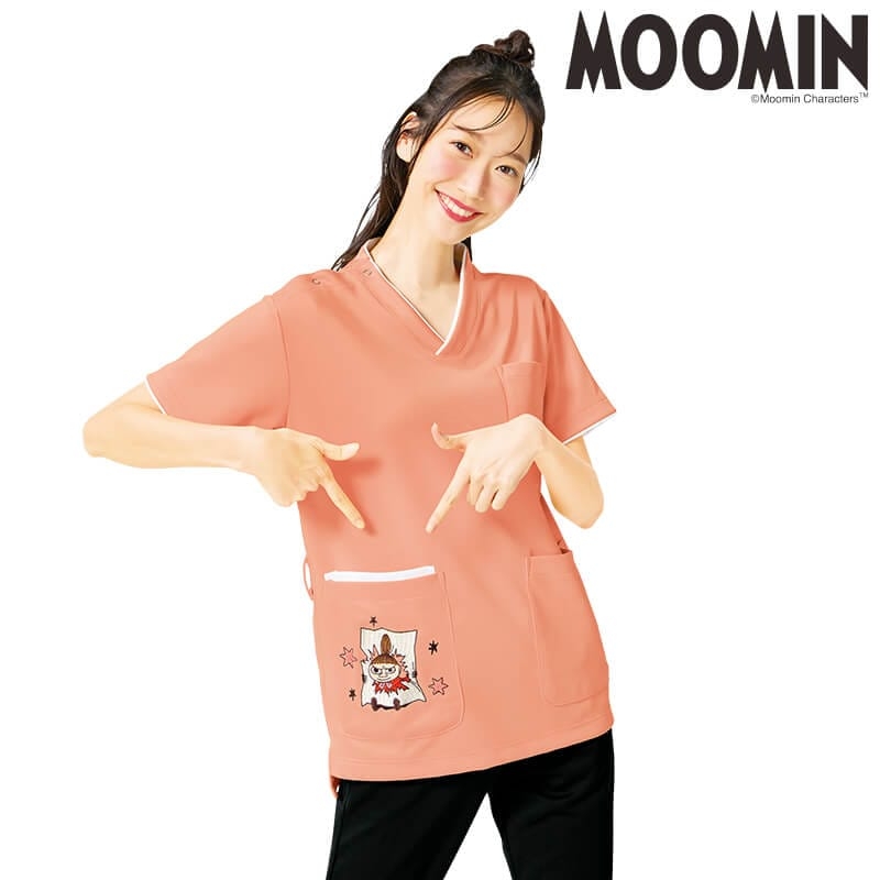 スクラブ着て働いてる人!