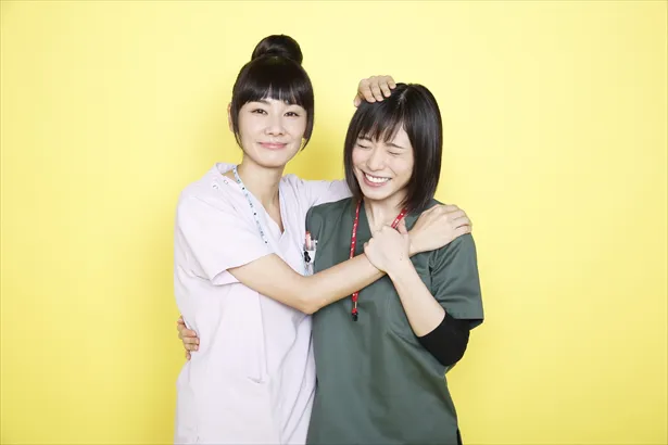 スクラブ着て働いてる人!