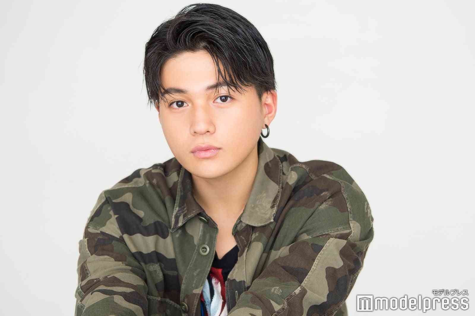 八木勇征、“鼻にマヨネーズ”で真顔見せるおちゃめショット「この表情なに」「可愛いすぎる」「鼻にマヨついててもイケメン」 ドラマ『推しが上司になりまして』オフショット