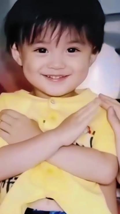 八木勇征、“鼻にマヨネーズ”で真顔見せるおちゃめショット「この表情なに」「可愛いすぎる」「鼻にマヨついててもイケメン」 ドラマ『推しが上司になりまして』オフショット