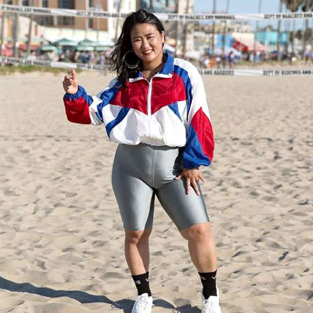 《米・ディズニーではトラブルに》公共の場で“タイトなレギンス”を普段使いする女性に賛否…“なぜ局部の形が丸見えな服を着るのか”　米セレブを中心にトレンド化する「アスレジャー」とは