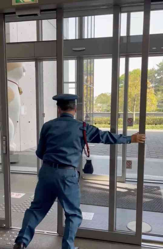 尾道市美術館に入りたい猫「ケンちゃん」の訃報に「ありがとう」の声…みなさんとケンちゃんの思い出や写真が集まる