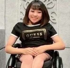 「ごめんなさい、私は死ねなかった…」有名車椅子インフルエンサー（28）が生後3か月の娘を殺害した容疑で逮捕、親権めぐって無理心中か。10月には母になった喜びのインタビュー記事も