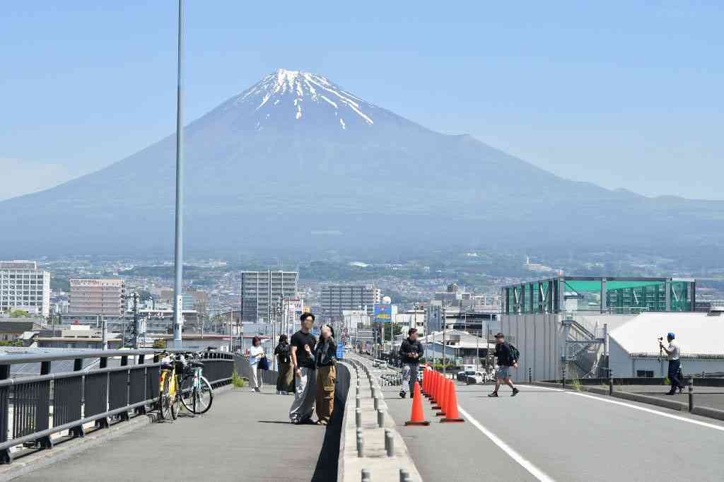 【無法】“コンビニ富士山”で再び増加する迷惑観光客　日本のルールはお構いなし？“文化の違い”に地元困惑