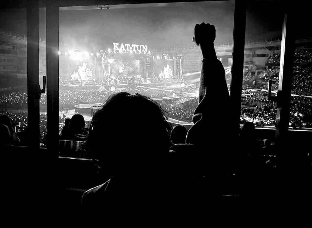 KAT-TUN異例の解散後ライブ、デビュー曲で元メンバーが音声“出演”　「青春だった」涙のあいさつでファンに感謝