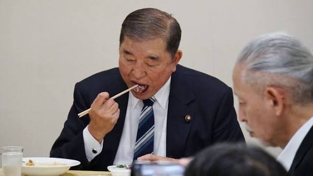 小泉進次郎防衛相、「海軍カレーラーメン」投稿が大バズり…「おにぎり」組み合わせでみせたトレンドへの敏感さ