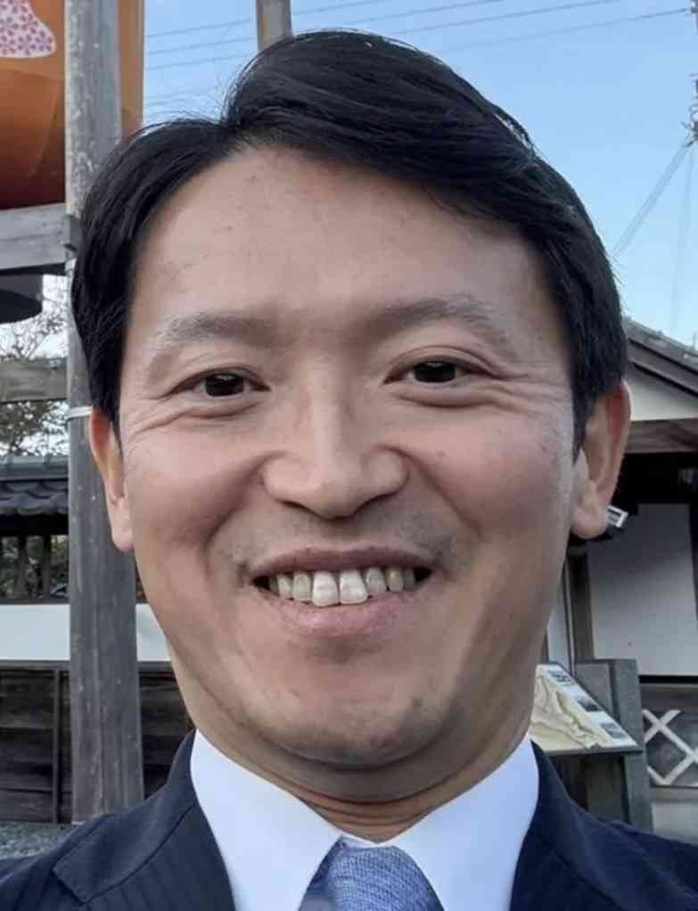 「社会人としてヤバすぎない？」兵庫・斎藤知事　公務中スマホいじりで町長に“生返事”…自撮り疑惑も浮上でネット騒然