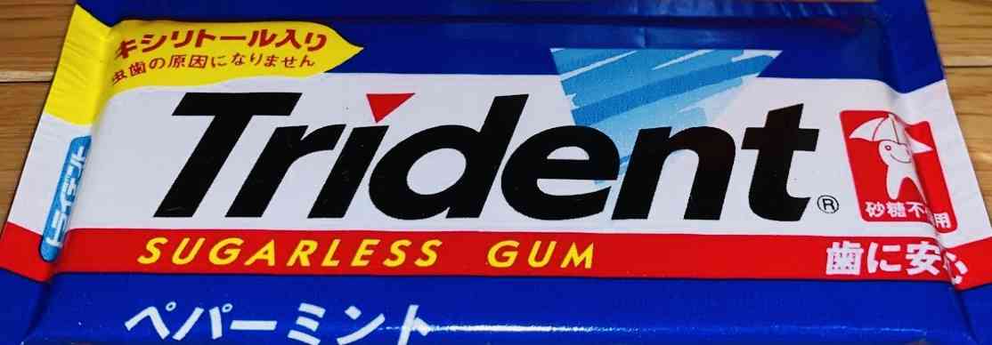 懐かしいパッケージを貼るトピ