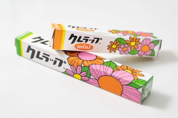 懐かしいパッケージを貼るトピ