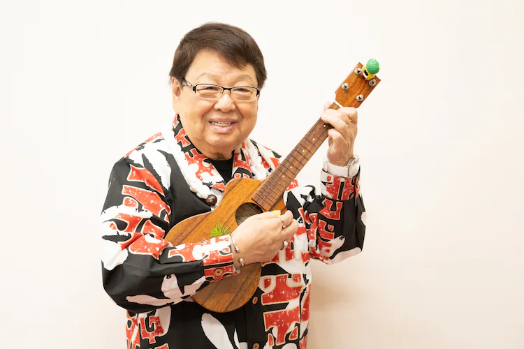 ウクレレ弾いてる人！