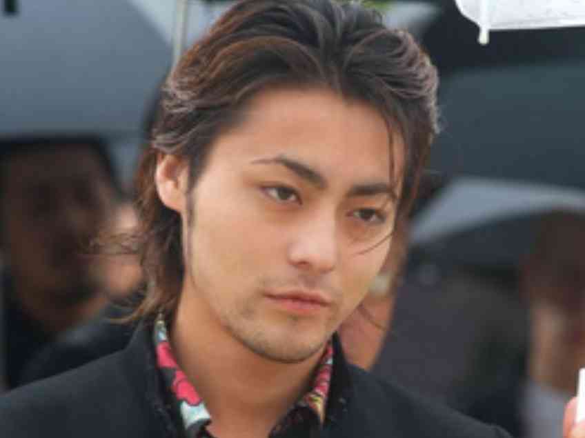 鋭い目の男性が好きな人