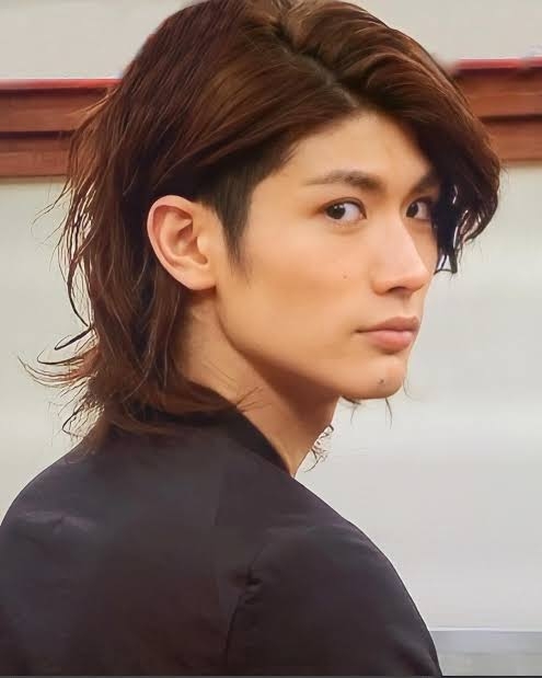 鋭い目の男性が好きな人