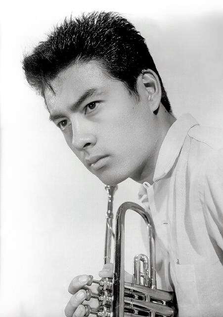 鋭い目の男性が好きな人