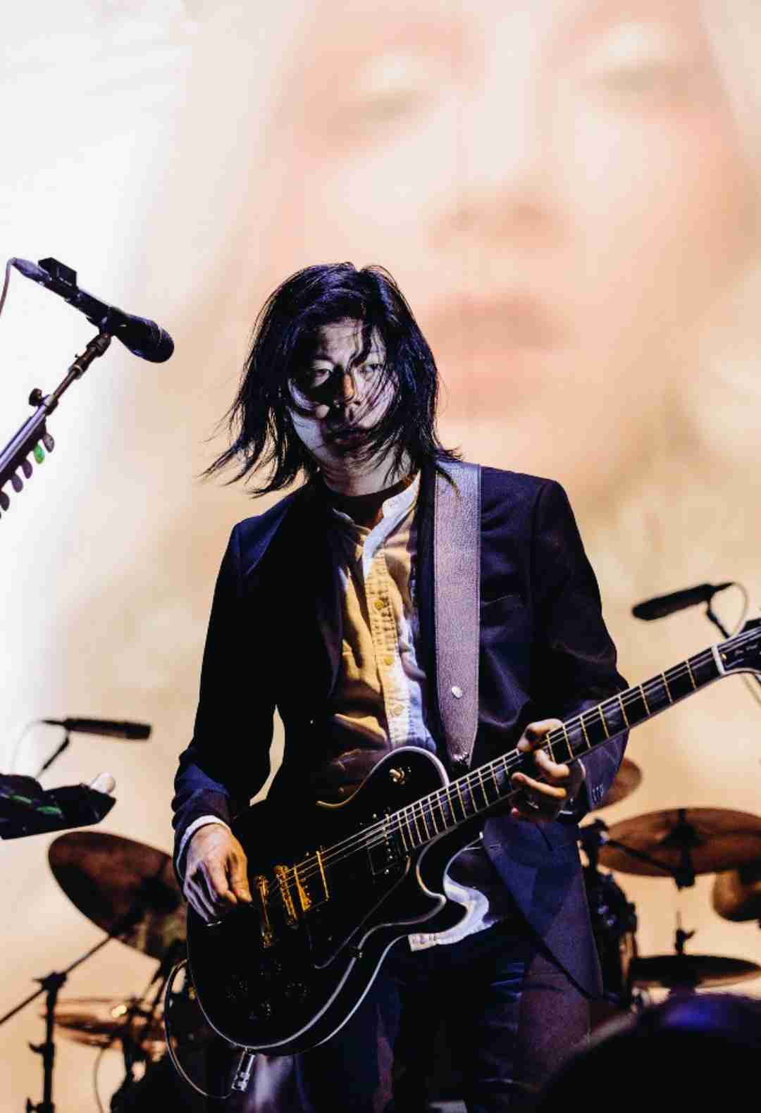 鋭い目の男性が好きな人