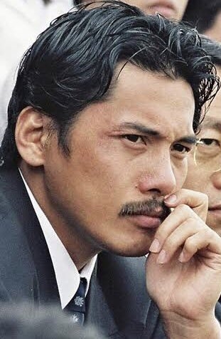 鋭い目の男性が好きな人