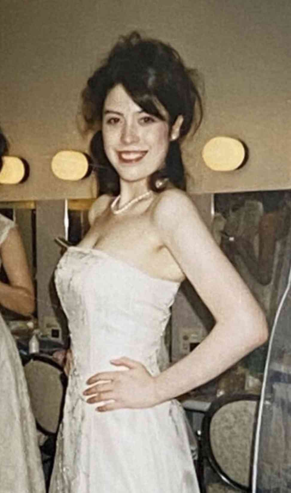 小野田紀美大臣が怒り、銀色ドレス巡る誹謗中傷投稿に「ヘイトにドレスを巻き込むな、営業妨害」