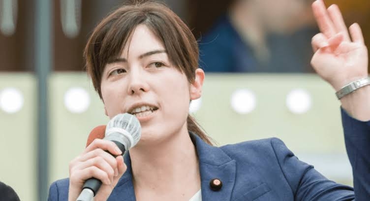 小野田紀美大臣が怒り、銀色ドレス巡る誹謗中傷投稿に「ヘイトにドレスを巻き込むな、営業妨害」