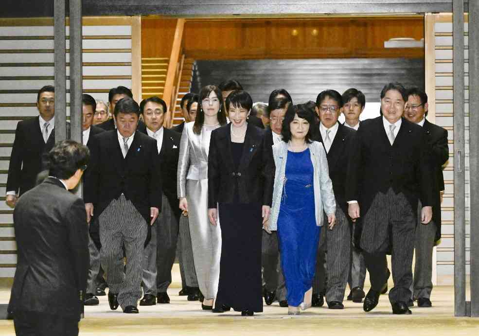 小野田紀美大臣が怒り、銀色ドレス巡る誹謗中傷投稿に「ヘイトにドレスを巻き込むな、営業妨害」