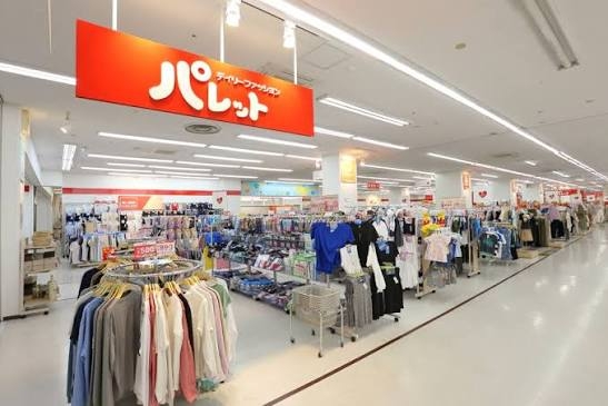 いつも「GAP」で子どもの服を買うママ友、一方わが家は「しまむら」を愛用中。“世帯年収500万円程度”でも、子ども服の購入先は変わるもの？