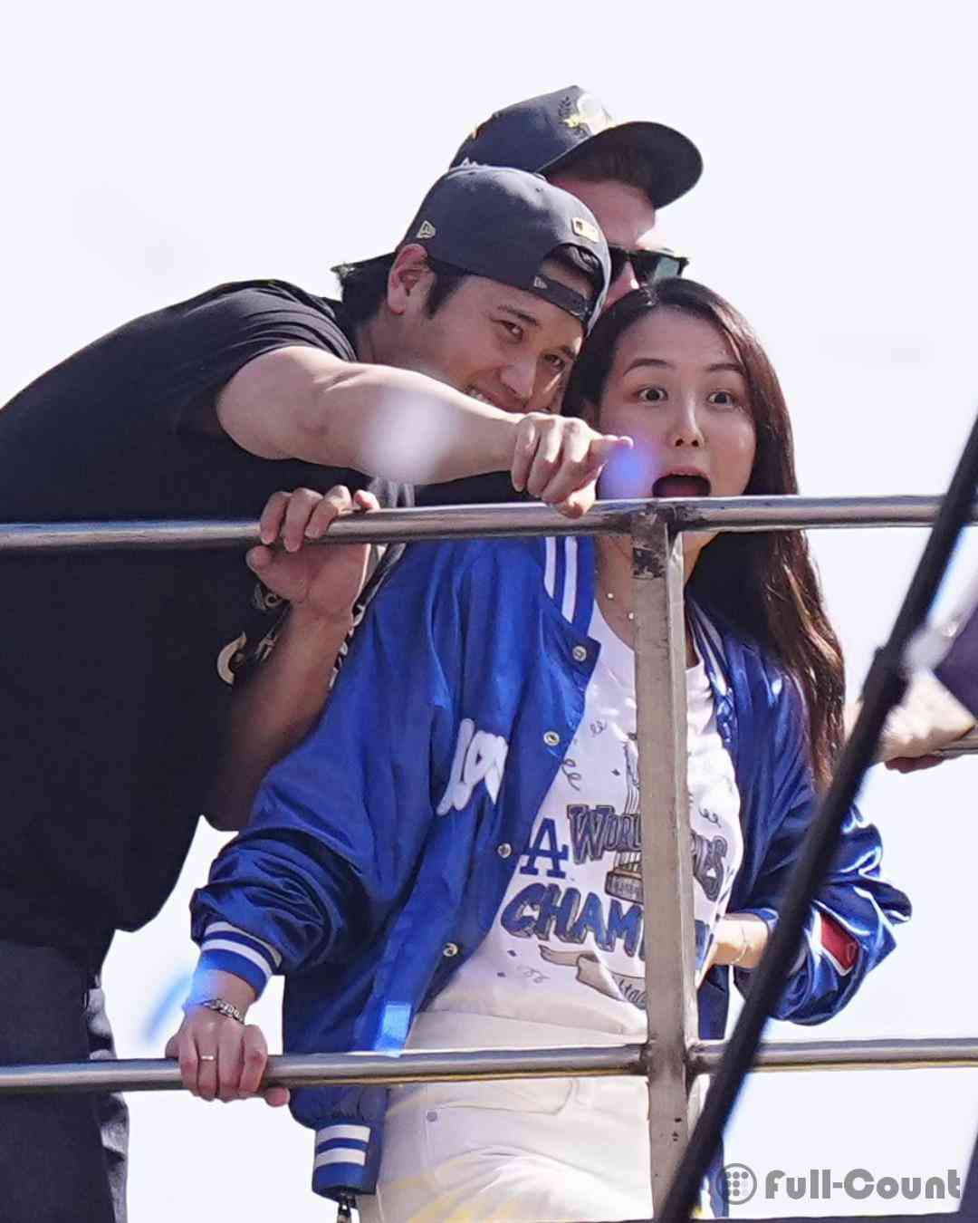 大谷翔平　真美子夫人と幸せいっぱいの光景　沿道で何かを発見→呼び寄せ一緒に笑い合う　パレード中はバス中央部分に引いて背中を見つめる