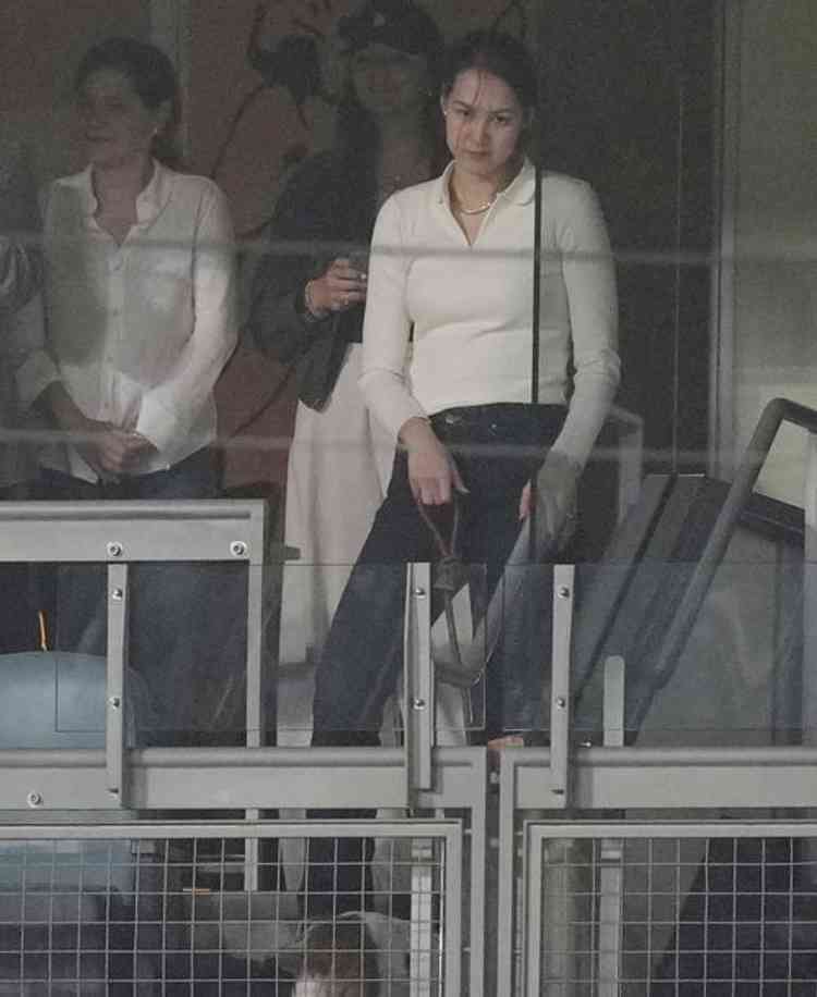大谷翔平　真美子夫人と幸せいっぱいの光景　沿道で何かを発見→呼び寄せ一緒に笑い合う　パレード中はバス中央部分に引いて背中を見つめる