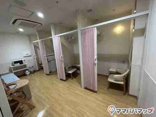 「女性の安心を犠牲にするのか」「パパもミルクあげたい」那覇空港の授乳室に批判殺到！？炎上背景にある「名称の罠」