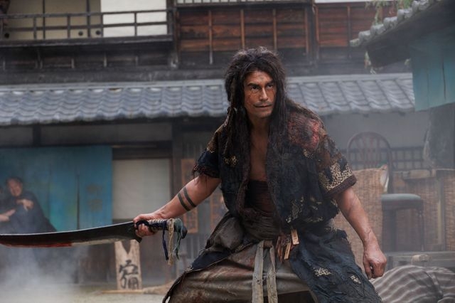 横浜流星、岡田准一主演「イクサガミ」サプライズ出演決定 血飛沫浴びながら笑み浮かべる場面写真解禁
