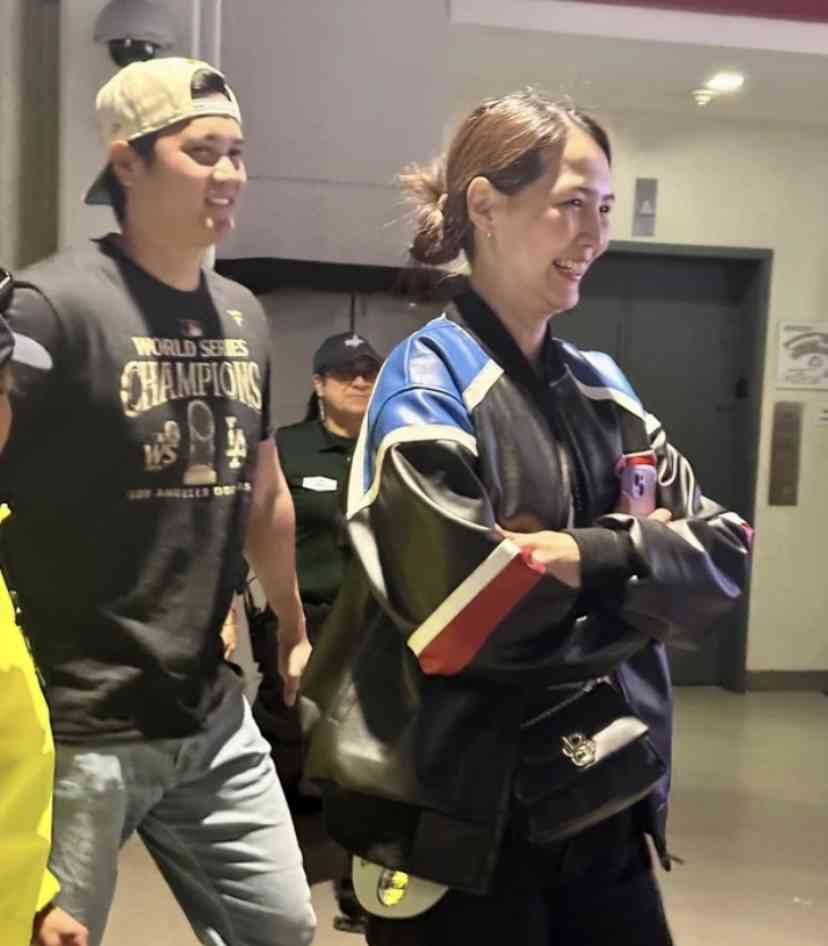 《真美子さんが“晴れ舞台”に選んだハイブラワンピ》大谷翔平、MVP受賞を見届けた“TPOわきまえファッション”【デコピンコーデが話題】