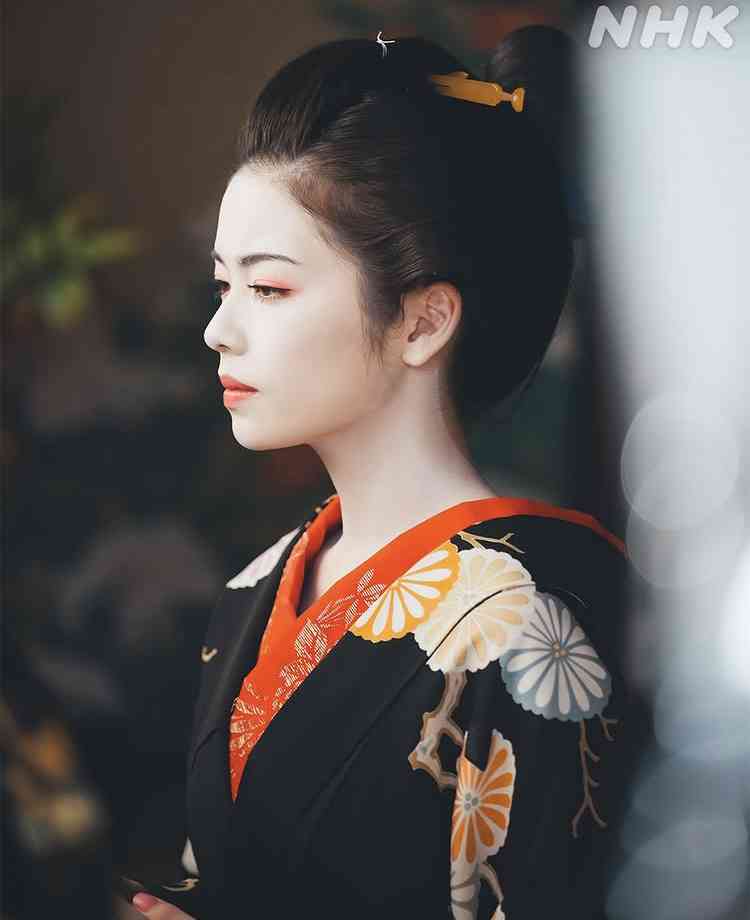 「だ、誰???」小芝風花、“別人級”の個性的な着物姿にフォロワー衝撃「全く風花ちゃんに見えない」「やばいつよい最強」 雑誌『KIMONOanne.』の表紙飾る