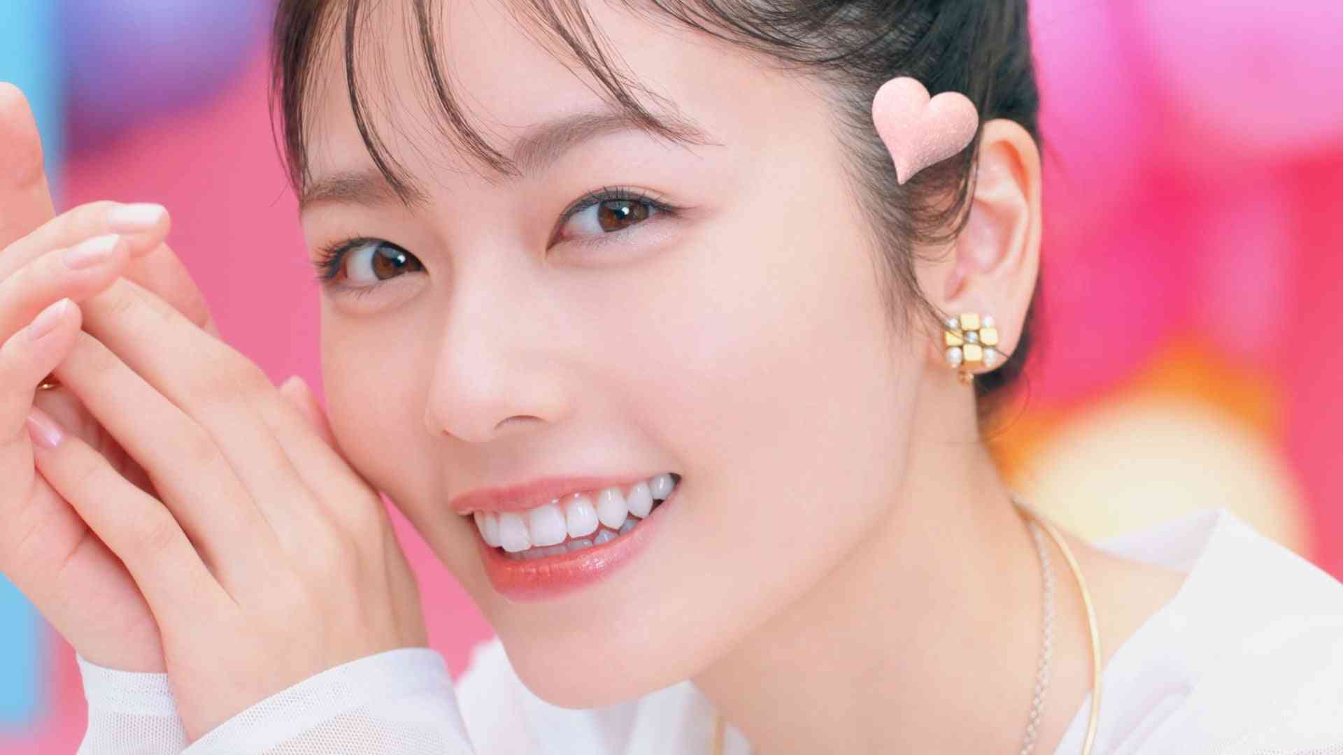 「だ、誰???」小芝風花、“別人級”の個性的な着物姿にフォロワー衝撃「全く風花ちゃんに見えない」「やばいつよい最強」 雑誌『KIMONOanne.』の表紙飾る