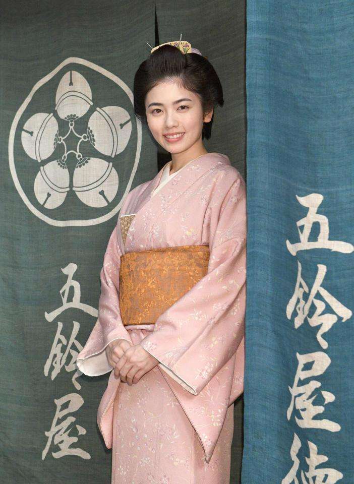 「だ、誰???」小芝風花、“別人級”の個性的な着物姿にフォロワー衝撃「全く風花ちゃんに見えない」「やばいつよい最強」 雑誌『KIMONOanne.』の表紙飾る