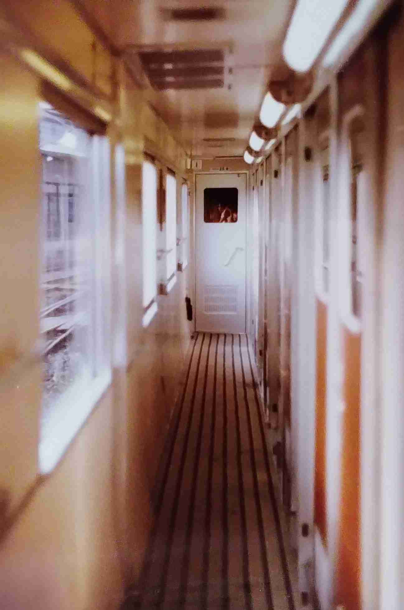 夜の旅情を求めブルートレイン再び　復活する夜行列車　宿泊料高騰のなか若者らで連日満席