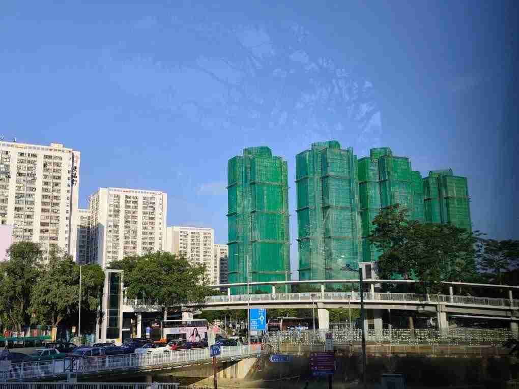 香港火災、現場では何度も爆発音　「家族が取り残された」訴える姿も