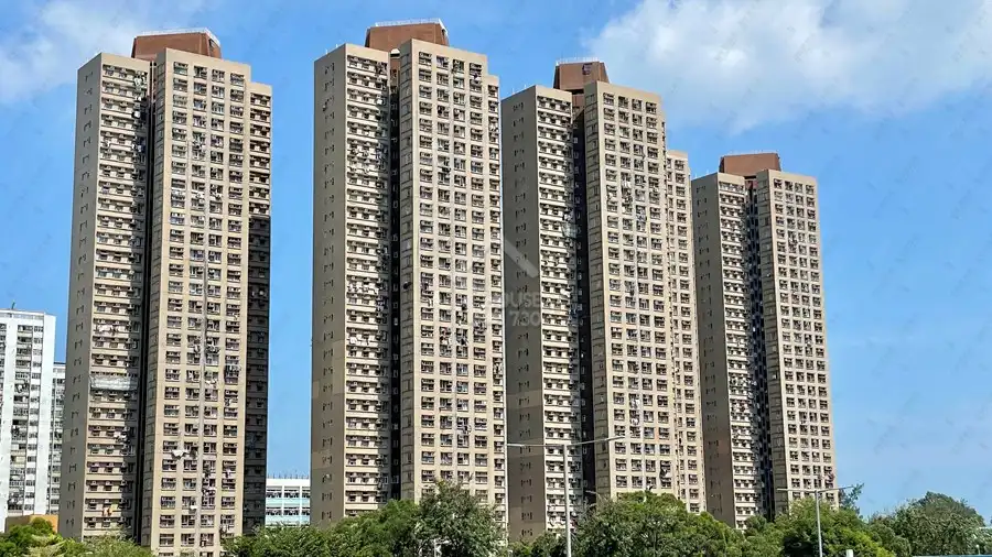 香港火災、現場では何度も爆発音　「家族が取り残された」訴える姿も