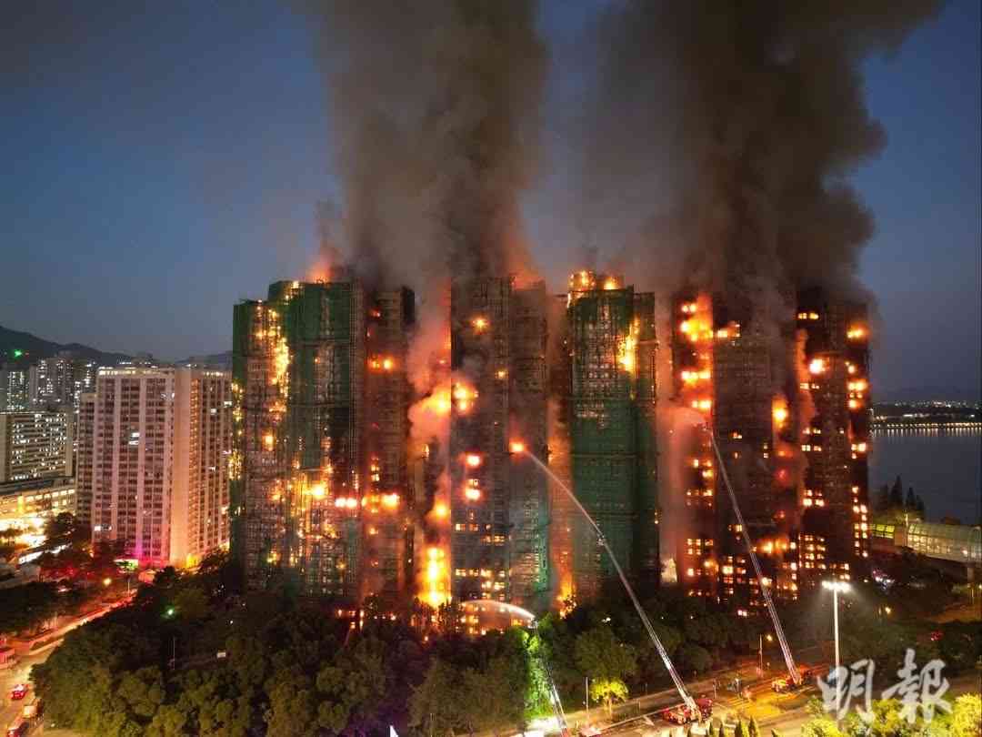 香港火災、現場では何度も爆発音　「家族が取り残された」訴える姿も