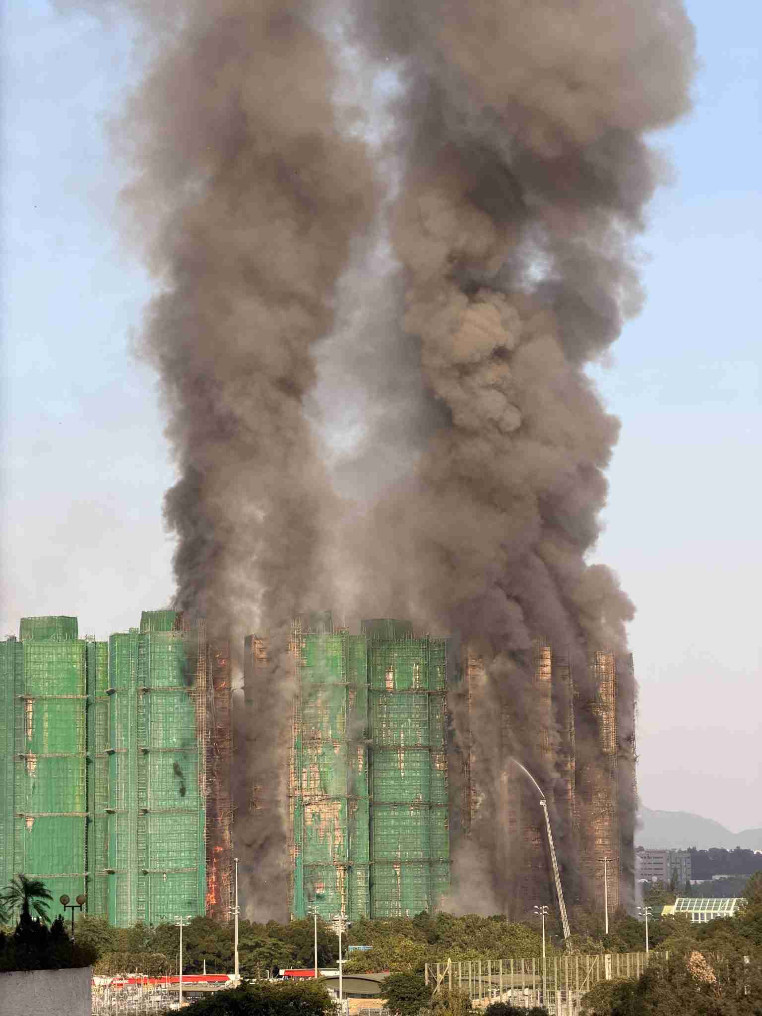 香港火災、現場では何度も爆発音　「家族が取り残された」訴える姿も