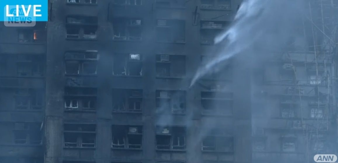 香港火災、現場では何度も爆発音　「家族が取り残された」訴える姿も