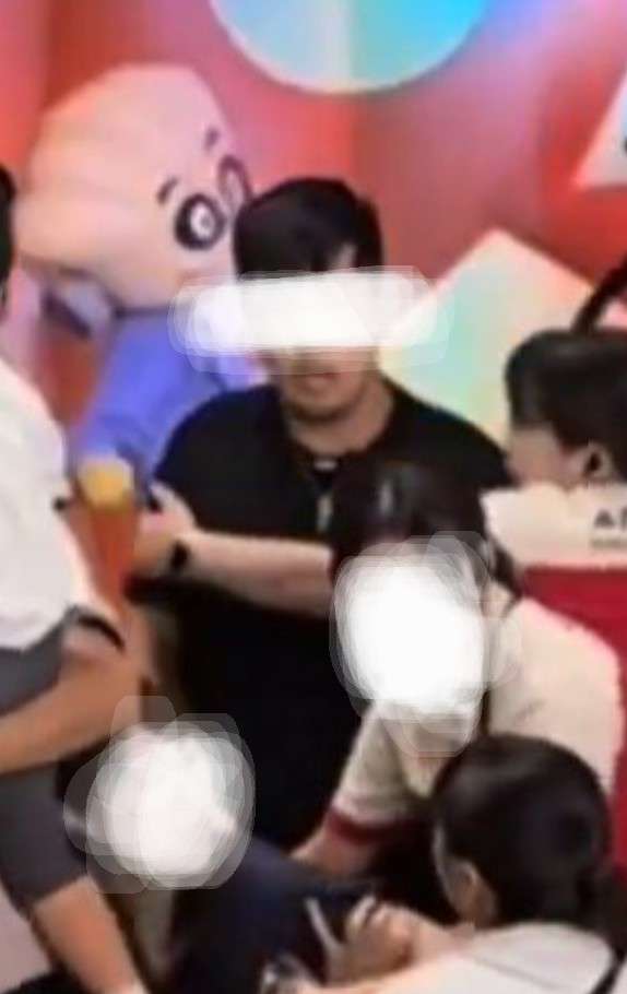 《フル動画入手》アンパンマンショー“パパ同士のケンカ”のきっかけは戦慄の頭突き…目撃者が語る 施設側は「今後もスタッフ一丸となって対応」